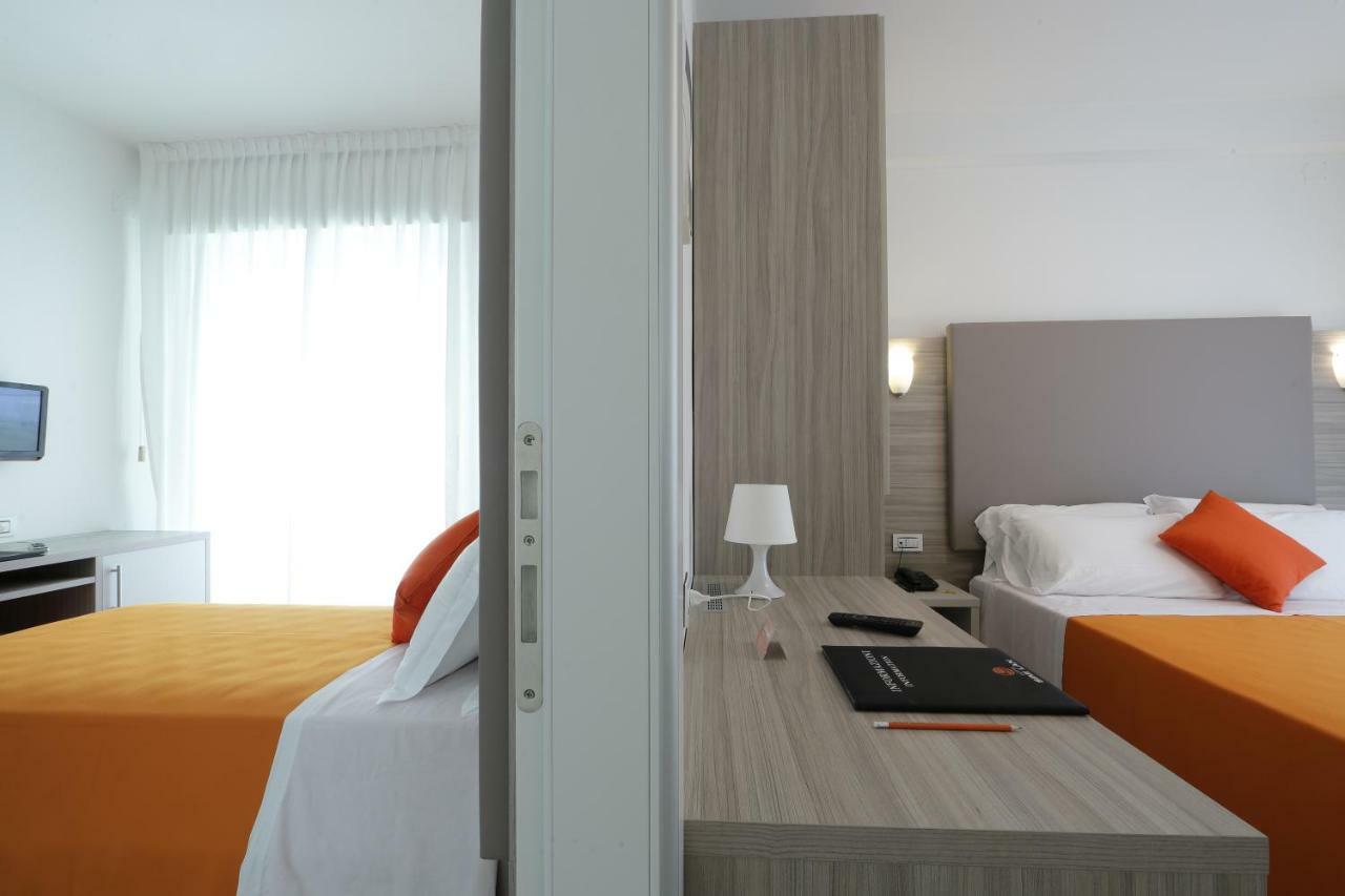 Hotel Simi Lan Lignano Sabbiadoro Extérieur photo